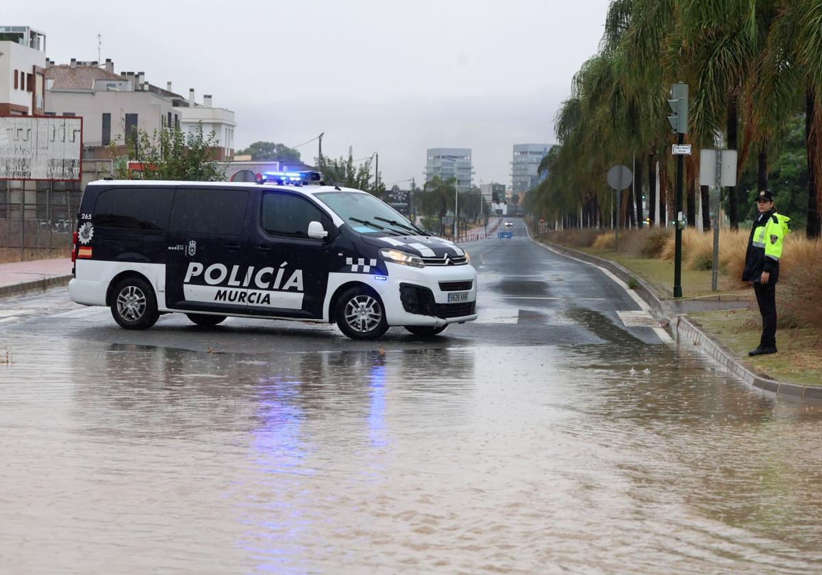 La avenida Reino de Murcia, este lunes, cortada.